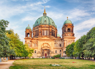 Berlin secession green dome clock - side and trees free wallpaper