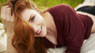 Blonde smiling woman bed wind - the wind free wallpaper for desktop