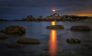 Lighthouse night rocky shore boat - free light wallpaper