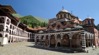 Mountain town square clock tower - free landscape wallpaper