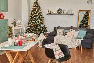 Living room christmas tree couch - annabel kidston free wallpaper