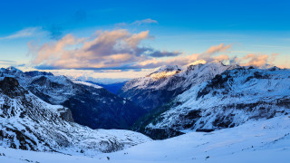 Snowy mountain range skies skiers - ski free wallpaper