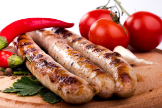 Sausages tomatoes peppers wooden board - pepper free wallpaper