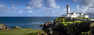 Lighthouse cliff ocean clouds grassy - free gaming wallpaper