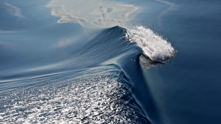 Wave breaking blue white line - a wave free wallpaper