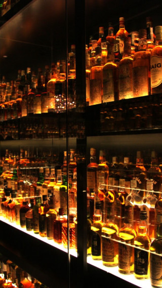 Alcohol display store window shelves - free holidays wallpaper