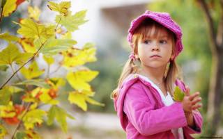 Little girl pink hat leaf - a little girl free wallpaper