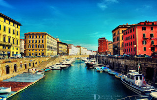 River city tall buildings boats - a row of buildings free wallpaper