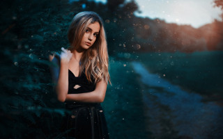 Woman dress woods portrait anamorphic - her arm free wallpaper