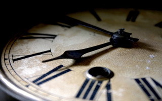 Clockface roman numerals black background - free minimalism wallpaper