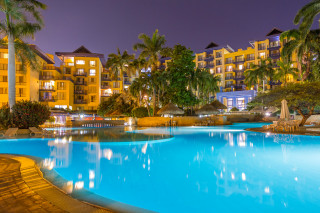 Night pool hotel palm lights - a large swimming pool free wallpaper