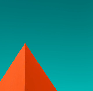 Red triangle blue background sky - low free wallpaper