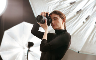 Woman holding camera gun white - canon eos r 3 free wallpaper