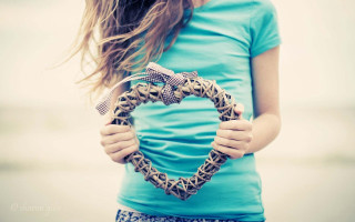 Girl holding heart animal print - a bow free wallpaper