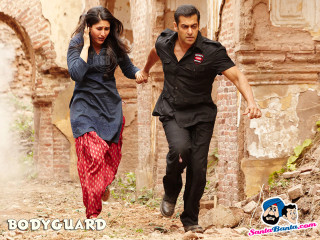 Man woman running dirty street - movie still free wallpaper