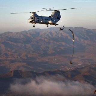 Helicopter mountain parachute man dangling - a jigsaw puzzle free wallpaper