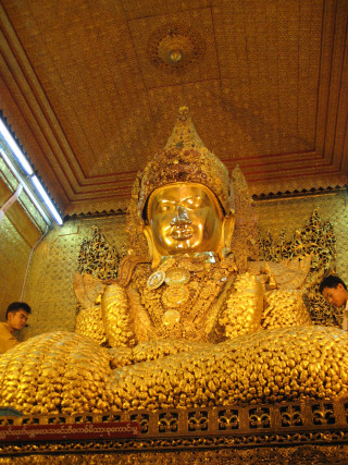 Golden buddha statue man yellow - front view free wallpaper