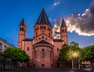 Large building two towers clock 6 - an ultrafine free wallpaper for desktop