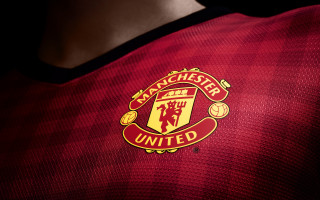 Manchester united shirt crest black - official free wallpaper