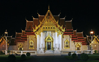 Large building gold red roofing - a large building free wallpaper