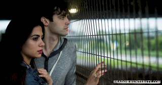 Man woman fence looking cell - a screenshot free wallpaper