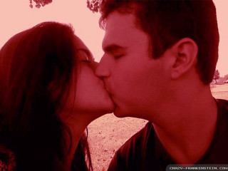 Man woman kissing park red - a park free wallpaper