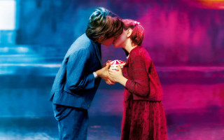 Man woman kissing blue pink - neofauvism free wallpaper