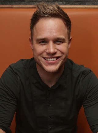 Man smiling booth black shirt - bronze free wallpaper