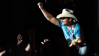 Cowboy hat microphone clapping audience - a man in a cowboy hat free wallpaper