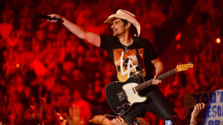 Man hat guitar performance audience - private press free wallpaper