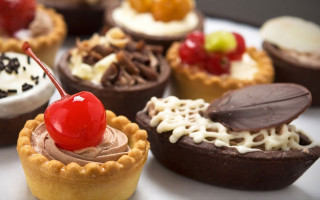 Cupcakes cherry closeup plate dessert - naive free wallpaper