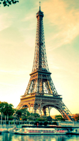 Boat eiffel tower paris water - a boat free wallpaper