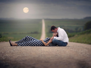 Man woman kissing road sunset - romantic free wallpaper