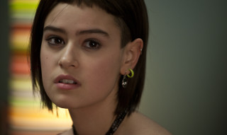 Woman short haircut green earrings - a short haircut free wallpaper