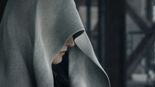 Woman hooded cloak looking distance - unreal engine 5 free wallpaper