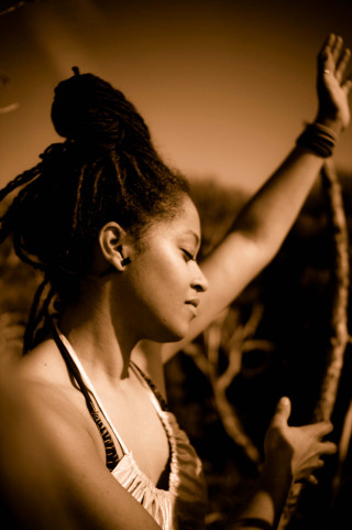 Woman dreadlocks holding rope looking - ella guru free wallpaper