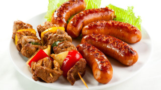 Skewers meat vegetables lettuce tomato - food photography free wallpaper