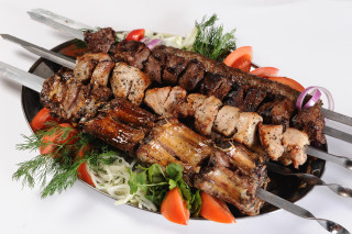 Plate meat vegetables white tablecloth - food photography free wallpaper