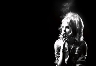 Woman smoking cigarette dark night - her mouth free wallpaper