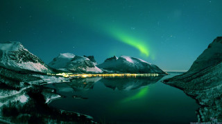 Green aurora borealis lake mountains - a green aurora free wallpaper