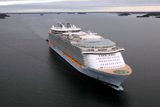 Cruise ship ocean cloudy sky - a cloudy day free wallpaper