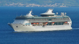 Cruise ship ocean city sunny - tilt shift free wallpaper