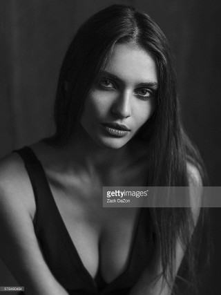 Woman longhair blackandwhite noir posing - noir free wallpaper