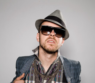 Man hat sunglasses hand hip - a face free wallpaper