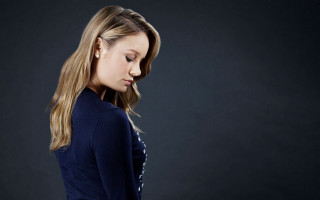 Woman blue jacket cellphone portrait - free 3d render wallpaper