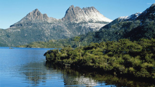 Mountain range lake reflection boat 2 - the water of a lake free wallpaper
