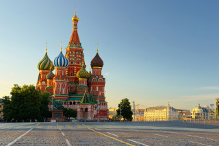 Large building domes sky background - a large building free wallpaper