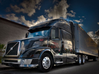 Semi truck parked building cloudy - a semi truck free wallpaper