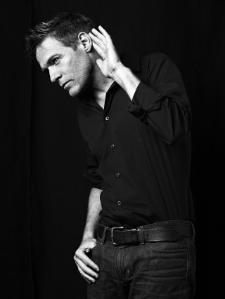 Man holding hair black white - alexis grimou free wallpaper