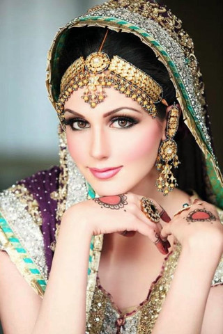 Bridal woman posing hands chest - a photorealistic painting free wallpaper